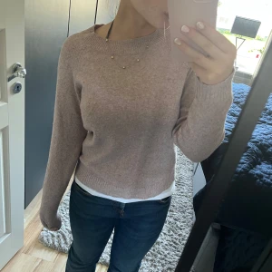 Ljusrosa stickad tröja - Supermysig ljusrosa stickad tröja med rund halsringning och långa ärmar. Tröjan har en enkel och clean look som passar perfekt till jeans eller kjol. Mjuk och skön, perfekt för kyligare dagar.