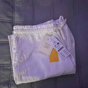 Vita linnebyxor - Säljer ett par vita linnebyxor från Gina Tricot. Storlek 170. Nypris 299 kr, säljer för 150 kr. Helt nya med prislapp kvar, aldrig använda.  Köpte dem men de var tyvärr för långa på mig, så därför säljer jag dem.