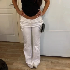 Vita lågmidjade kostymbyxor - Snygga vita lågmidjade kostymbyxor med bootcut passform från veromoda. Säljs inte längre och svårt att få tag på💞