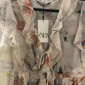 Blommig volangblus från Zara - Supersöt blommig blus från Zara med volanger 💕💕har till och med kvar lappen
