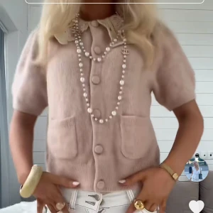 Stickad tröja Other Stories - Stickad tröja Other Stories, endast använd en gång, köpt för 990kr💕 två första bilderna lånande! Helt slutsåld 🫶🏻Storlek M, men sitter som S