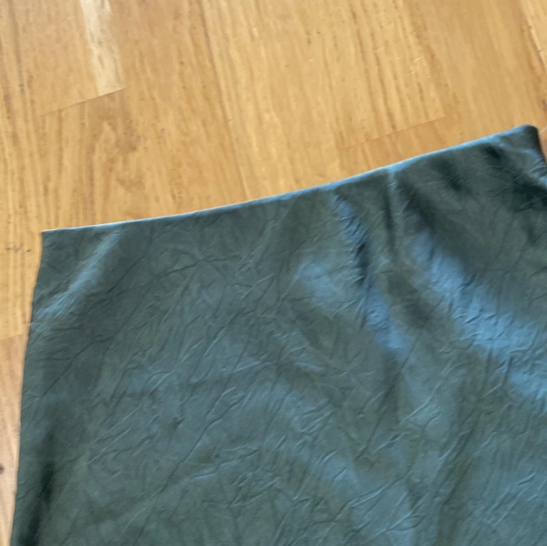 Mörkgrön långkjol med slits - 2