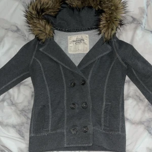 Vintage Abercrombie & fitch kappa/jacka med päls  - Mörkgrå kappa/jacka från abrecrombie & fitch med fuskpäls. SIZE S. väldigt bra skick!