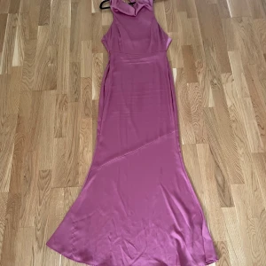 Backless halterneck balklänning  - Mycket gott skick, använd ett fåtal gånger
