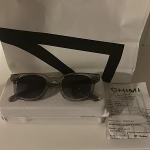 Grå CHIMI solglasögon 02 - Snygga solglasögon från CHIMI i modellen 02or snygg nu till sommaren och modern design som passar till allt. Kommer med kvitto och nk påse.