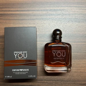 Emporio Armani Stronger With You Intensely - Emporio Armani Stronger With You Intensely EdP 100 ml. Flaskan är fyrkantig med rundade kanter och har en mörkbrun, nästan bärnstensfärgad vätska. Korken är metallisk och rund. Kommer i elegant mörkgrå kartong med kopparfärgade detaljer.
