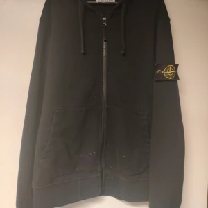 Svart zip-hoodie från Stone Island - Säljer denna feta zip-hoodien då den inte kommer till användning, perfekt skick och ger ett fint helhetsintryck, priset är prutbart så kom med förslag!