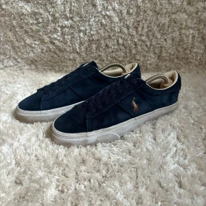 Mörkblå mocka sneakers från Polo Ralph Lauren - Snygga mörkblå sneakers i mocka från Polo Ralph Lauren med klassisk låg profil och vit sula | Storlek 41 |