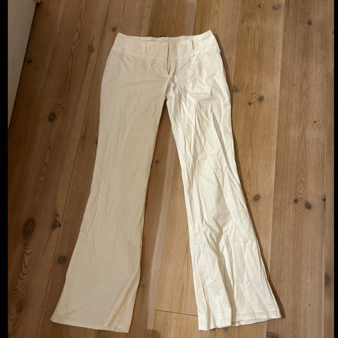 Vita kostymbyxor med diskreta ränder