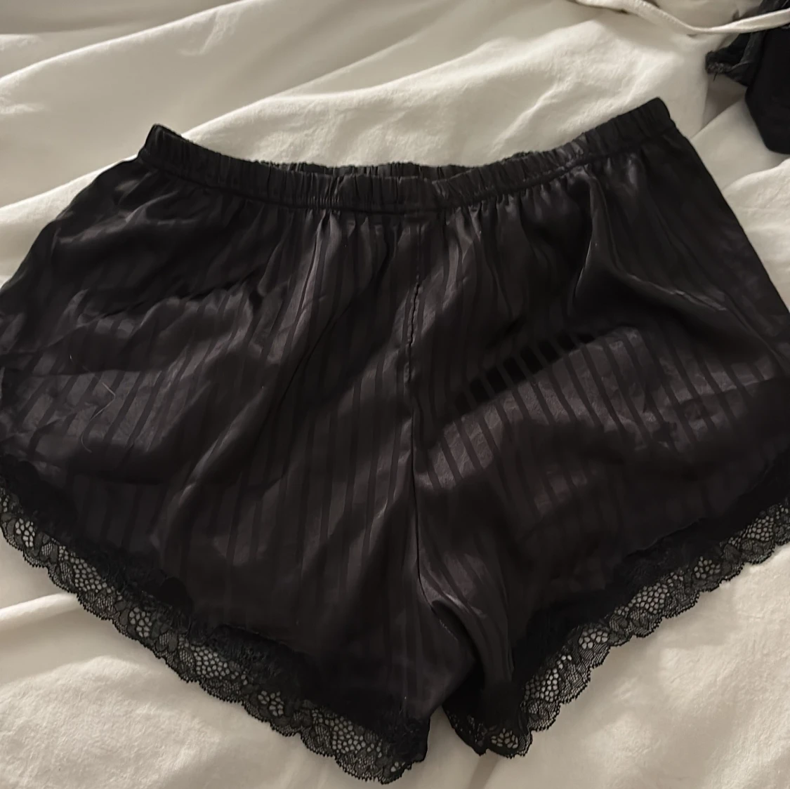 Svarta silkesinspirerade shorts med spets - 1