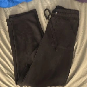 Svarta mjukisbyxor med snörning XS - Svarta mjukisbyxor från 157 i storlek XS. De har resår och snörning i midjan, samt fickor både fram och bak. Perfekta för chill dagar eller när du vill vara extra bekväm. Klassisk loose fit och mjukt material.