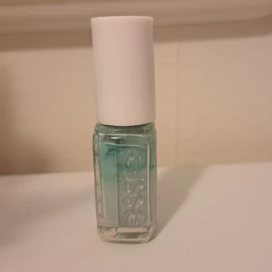 Essie ljusblått nagellack - Snyggt ljusblått nagellack från Essie i en klassisk glasflaska med vit kork. Färgen är fräsch och passar perfekt för dig som vill ha en cool och trendig look. Innehåller 5 ml och är lätt att applicera med den smidiga borsten.