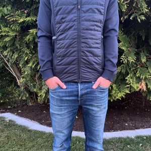 J Lindberg Cardigan - Säljer nu min J Lindberg cardigan, använd bara ett fåtal gånger och är så gott som sprillans ny, nypris 2299kr pluss att den inte säljs längre. Hör bara av er om ni har frågor eller funderingar!!