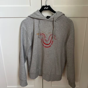 Grå hoodie från A.P.C. - Säljer en grå hoodie från A.P.C. den är i mycket bra skick och är storlek S nypris runt 2500-2700 ish