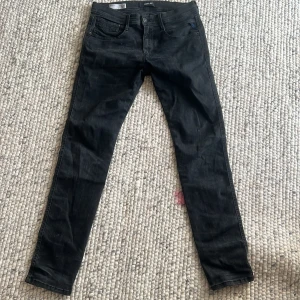 Svarta Replay Anbass jeans herr - Säljer ett par Svarta Replay Anbass jeans i storleken 31.