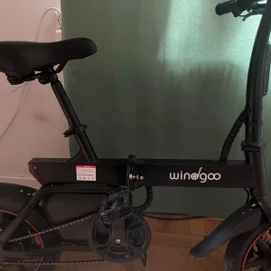 El cykel - Går i 35km Laddare och serienummer för bevisa den inte är snodd. Den är typ helt ny säljer den för ska på en resa.