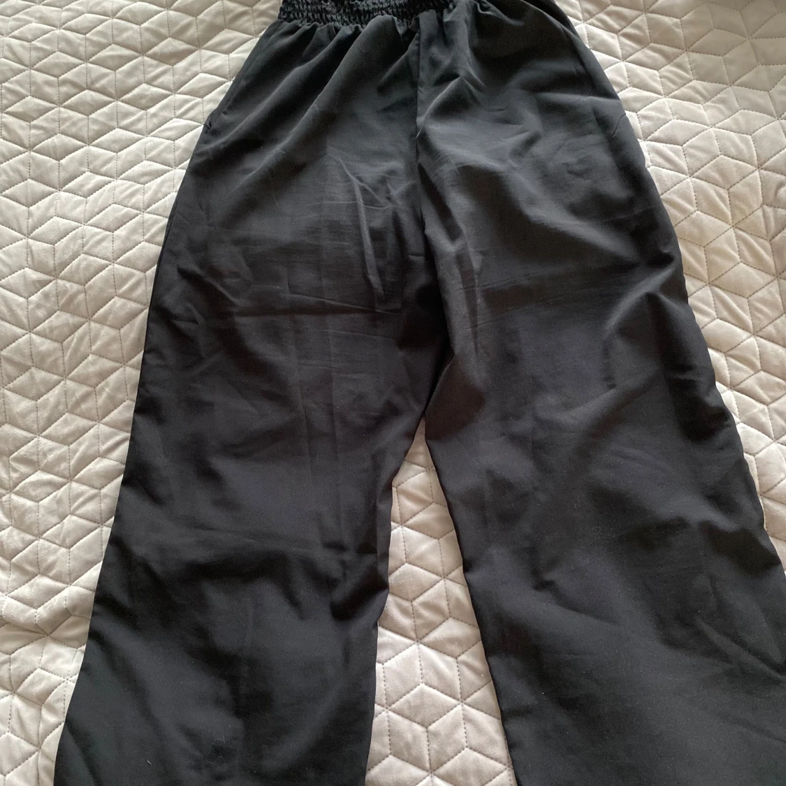 Svarta wide byxor från H&M - 1