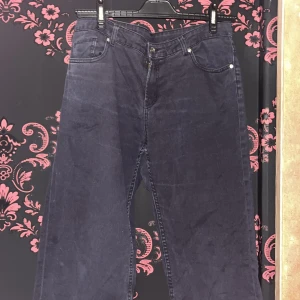 Mörkblå wide jeans från The Eastside - Snygga mörkblå jeans från The Eastside med breda ben och tydligt heelbite. Perfekta för dig som gillar en loose och trendig passform. 