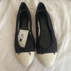 Svarta ballerinaskor med beige tå H&M - Super söta ballerinaskor i stolek 39 men skulle säga stolek 38💗 helt nya med prislapp och är ändast testade🩷
