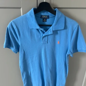 Blå pikétröja från Ralph Lauren - Säljer blå piké från polo Ralph lauren för att jag inte använder den längre. Bara att skriva vid funderingar på nåt eller fler bilder.