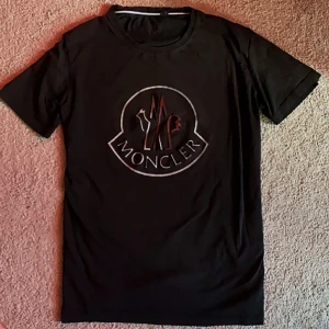 Svart Moncler t-shirt (M) - Droppar for extremt bra pris so ta din chans medans du kan!