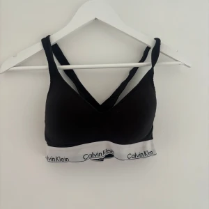 Calvin Klein Bh - Mjukare Bh/bralette från Calvin Clein storlek S! Är använd men fortfarande hel och fin🩷