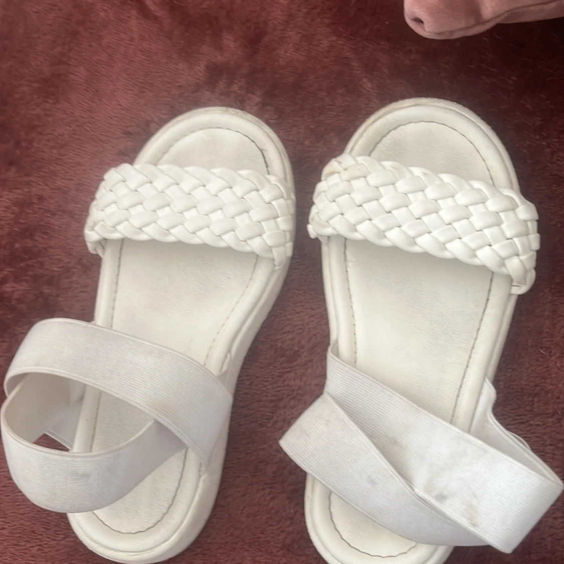 Vita flätade sandaler med resårband