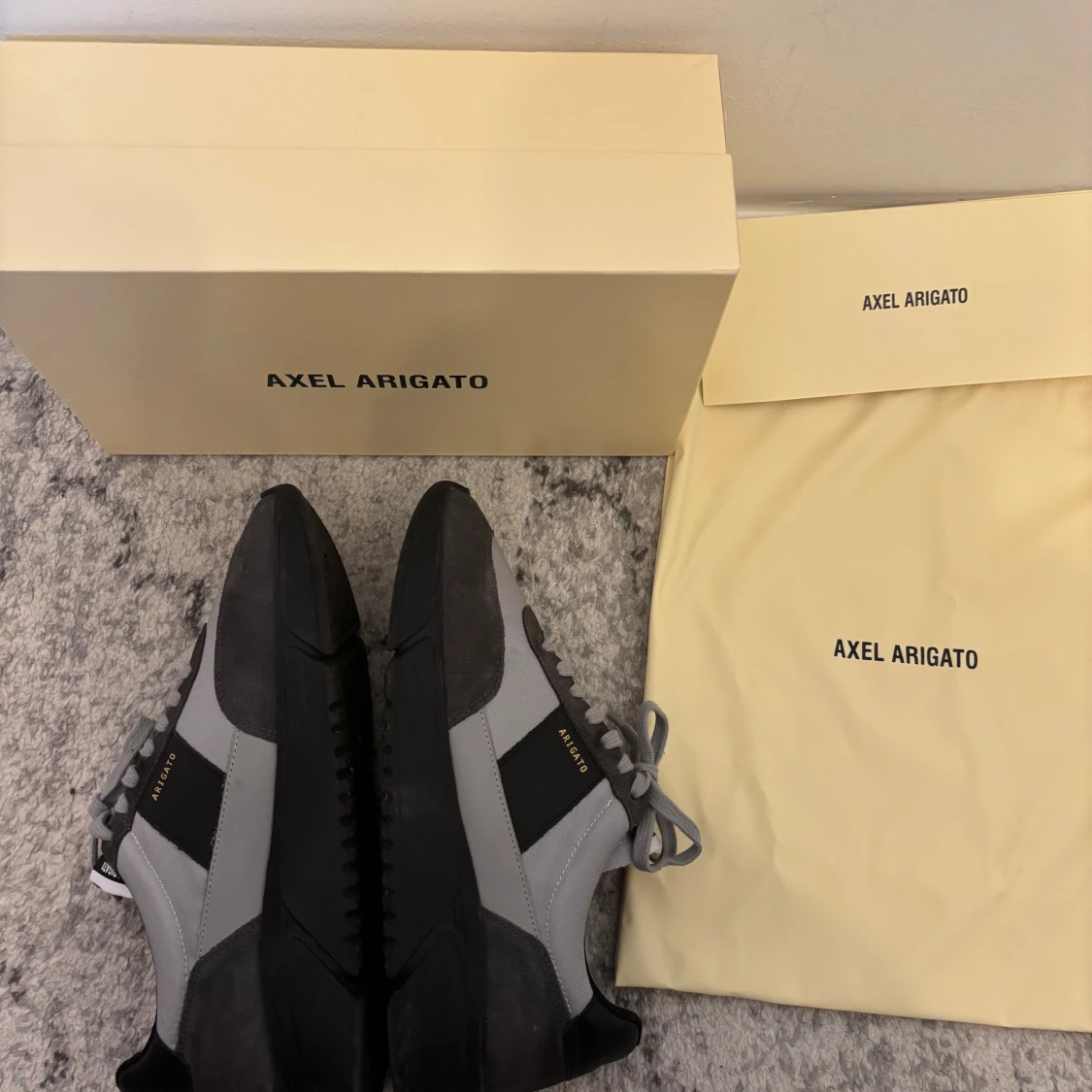 Grå sneakers från Axel Arigato - 3