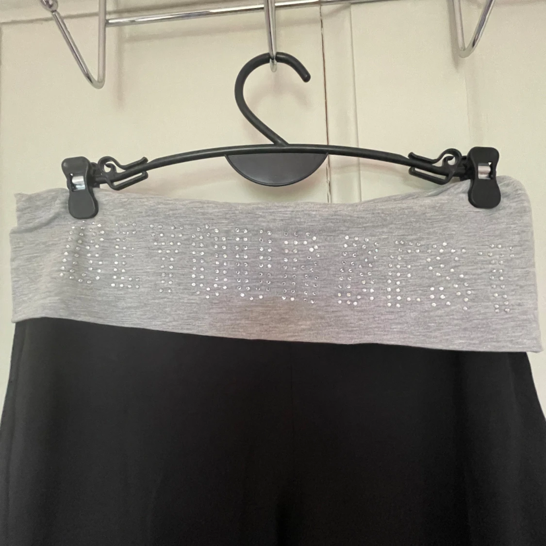 Svarta yoga pants med grå kant - 1