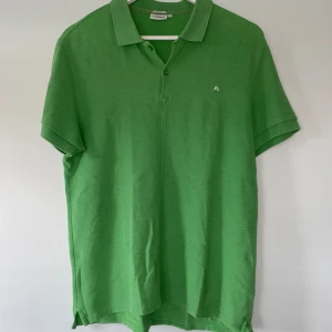 Grön pikétröja J.Lindeberg  - Säljer denna gröna pikétröja från J.Lindberg. Storlek M i slim fit i väldigt bra skick. 