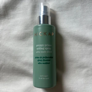 Hickap Preppy Prime Setting Spray - Hickap setting spray i ultra-matte finish. Använd enstaka gånger, men innehållet är upp till lite ovanför den vita ”preppy prime” texten. Köptes för 179kr. Kontakta mig för funderingar☺️
