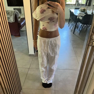 vita linnebyxor - Lite skrynkliga på bilden men strycker dem innan jag skickar. Jätte luftiga och sköna linnebyxor. 