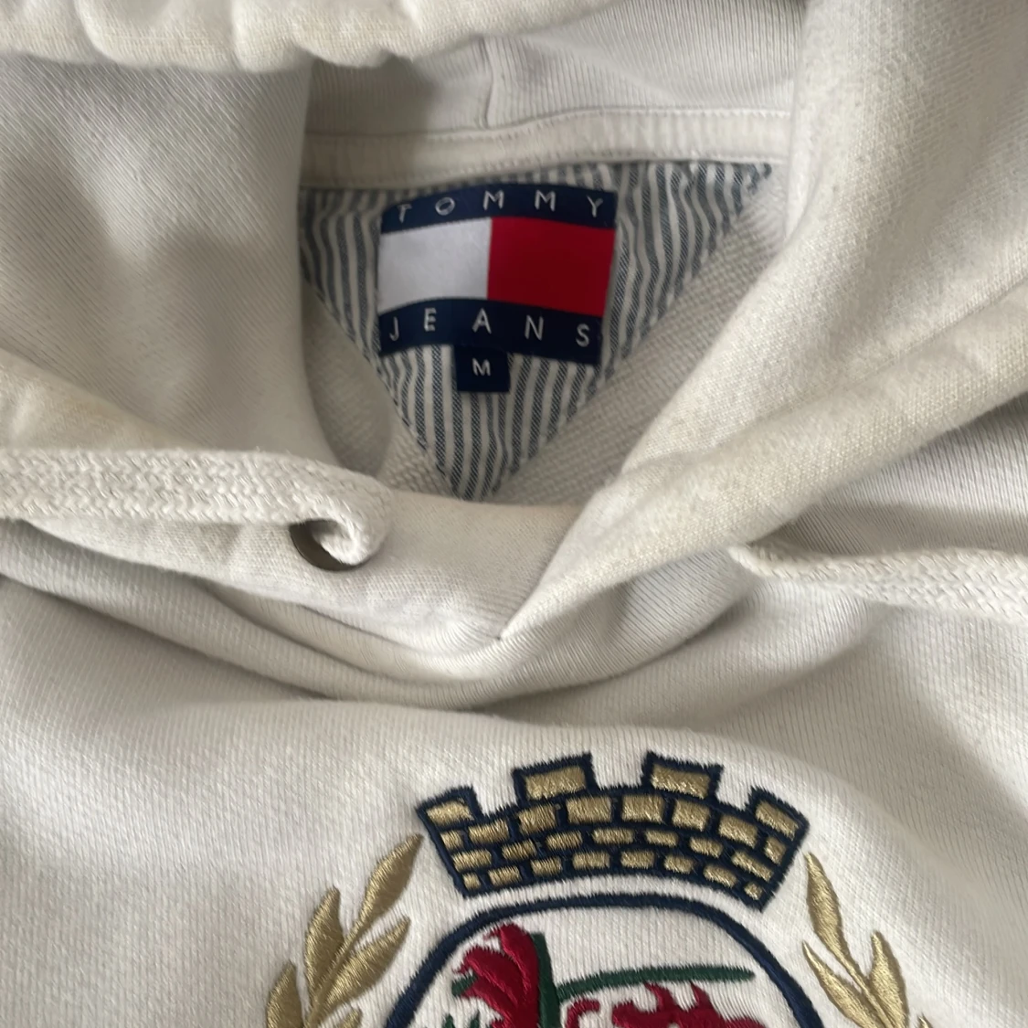 Vit hoodie Tommy Jeans med brodyr - 1