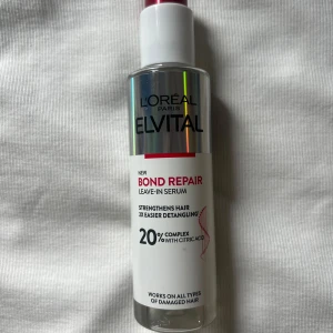 L'Oréal Elvital Bond Repair Serum - L'Oréal Elvital Bond Repair Leave-In Serum. Perfekt till att stärka och reda ut håret. Den passar alla hårtyper. Bild nr 2 visar hur mycket det är kvar i flaskan.