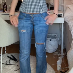 Blå bootcut jeans med slitningar - Säljer för att dom är för långa för mig!🥰