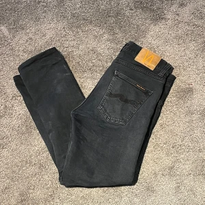 Svarta nudie lean dean - Riktigt feta slim fit jeans från Nudie Jeans med klassisk femficksdesign. Passformen på jeansen är till perfektion🙌tillverkade i  bomull för extra komfort. Perfekta för dig som gillar en stilren och modern look. Var inte rädd att fråga i PM om mått eller hur de sitter på🫶 