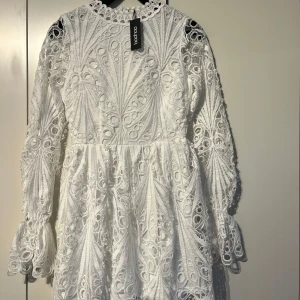 Klänning - Sprillans ny klänning,helt oanvänd. Hör om dig om de finns några funderingar 🌸