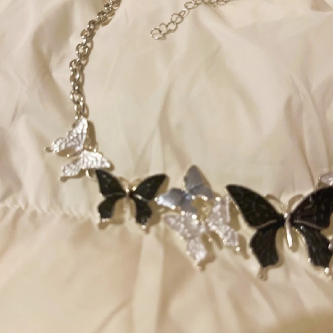 Silverfärgat halsband med fjärilar - 1
