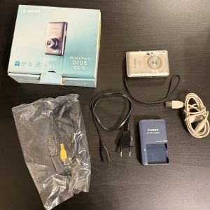 Canon ixus 100 is - Säljer min kamera då den inte kommer till användning. Har några repor men fungerar felfritt. Ingår laddare, batteri, simkort. Allt som syns på bild.