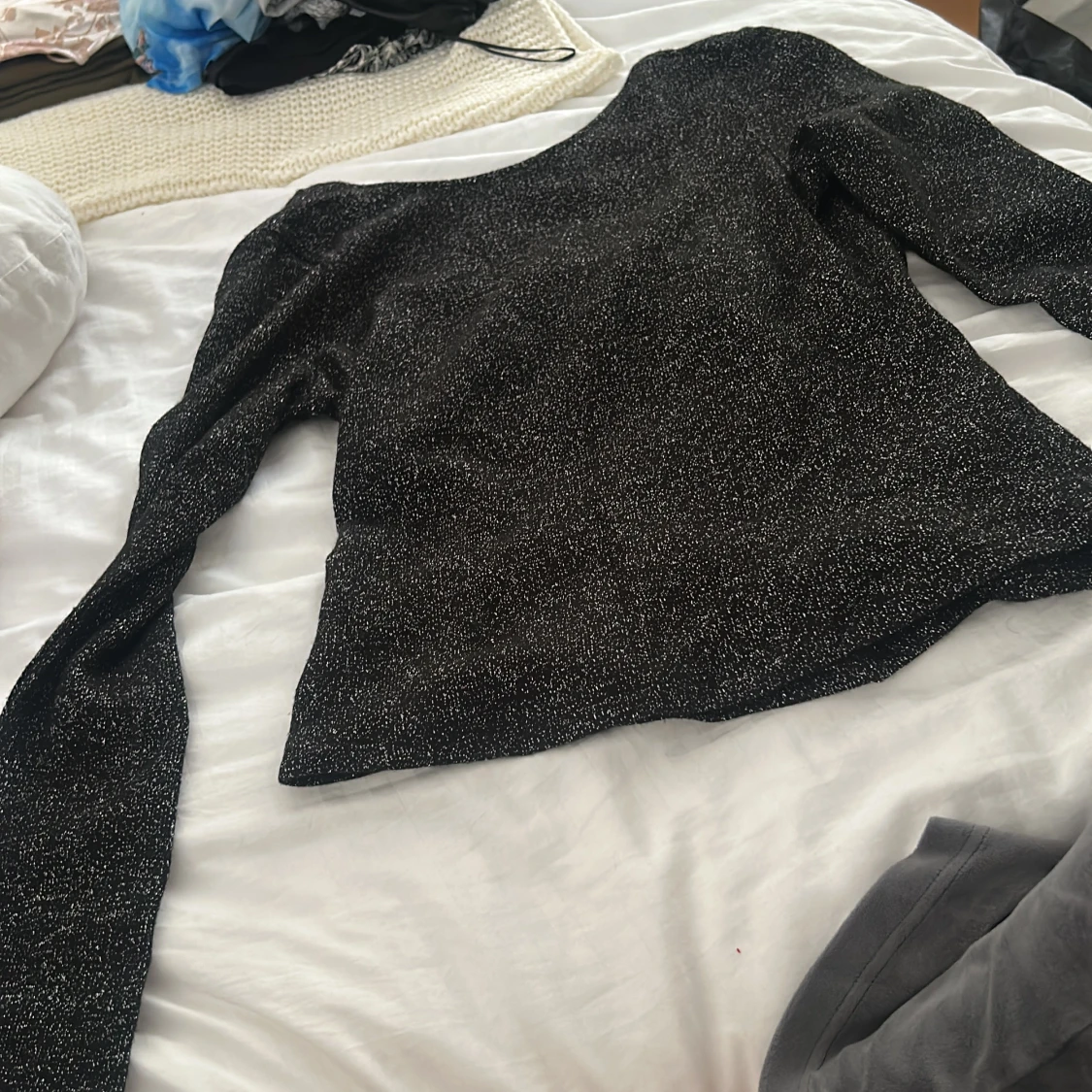 Glittrig svart långärmad topp