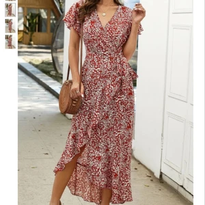 🍒Omlottklänning med volanger🍒 - 🍒FLOUNCE DRESS🍒Vacker hellång omlottklänning med blommigt mönster. Klänningen har korta ärmar och volangdetaljer längs fållen. Den har en knytning i midjan för en smickrande passform. 🍒