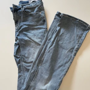 lågmidjade bootcut jeans - superfina blåa lowwaist och bootcut jeans ifrån vero moda. väldigt stretchigt material och normala i storleken. helt oanvända. passar långa tjejer! pris går att diskuteras vid snabb handel!!