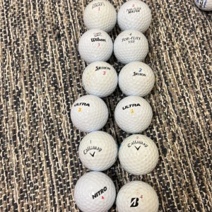 Golfbollar mix  - Bilden visar flera golfbollar av olika märken, t.ex. top flite,Wilson ,srixon ,ultra,callaway,nitrogen och b