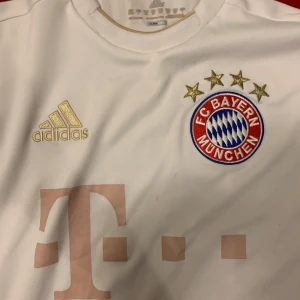 Bayern München långärmad tröja  - Säljer en fet vit Bayern München som jag inte vet vilken säsong den kommer ifrån. Den är storlek S eller M och är i rikgit gott skick.