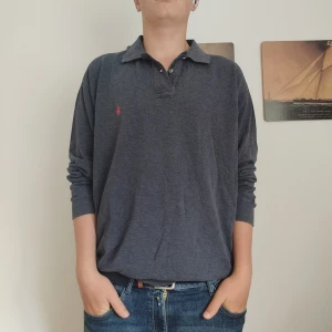 Ralph Lauren piké  - Långärmad, grå Ralph Lauren piké i väldigt bra skick. Litet hål på armen. Storlek L. Kolla profilen för mer Ralph Lauren kläder 