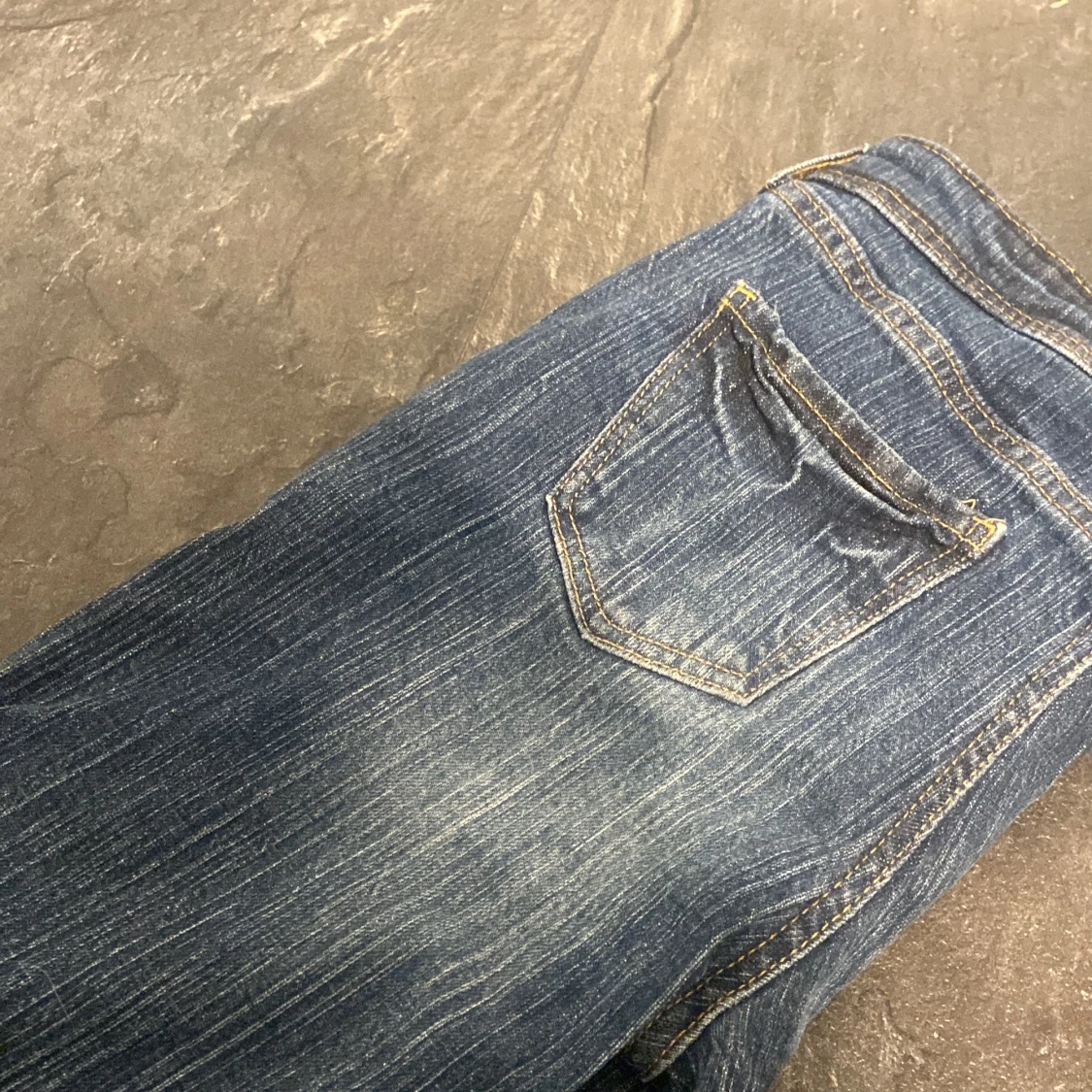 Blå bootcut jeans med slitningar - 3