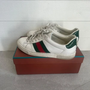 Gucci Ace skor - Säljer nu ett par riktigt schyssta Gucci Ace skor, De är i storlek 7/41 men passar även 42. Har låda och kvitto som följer med vid köpet! Skriv gärna över frågor och funderingar samt om du vill ha fler bilder!