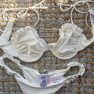Bikini - Slutsåld på Nelly hemsida!!! Plomberad trosa storlek M, Bh-n är storlek 75C. Aldrig använd och säljer på grund av att jag råkade beställa fel storlek!❣️❣️❣️