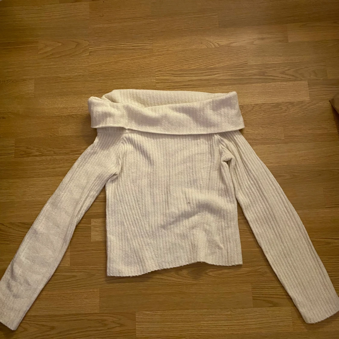 Vit ribbad offshouldertröja H&M