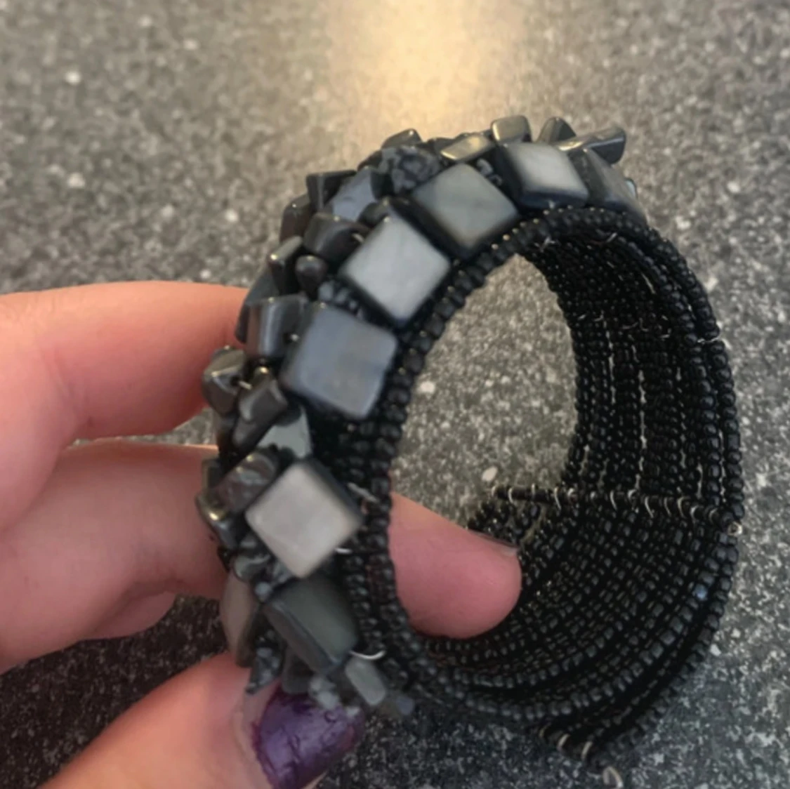 Svart pärlarmband med stenar - 2